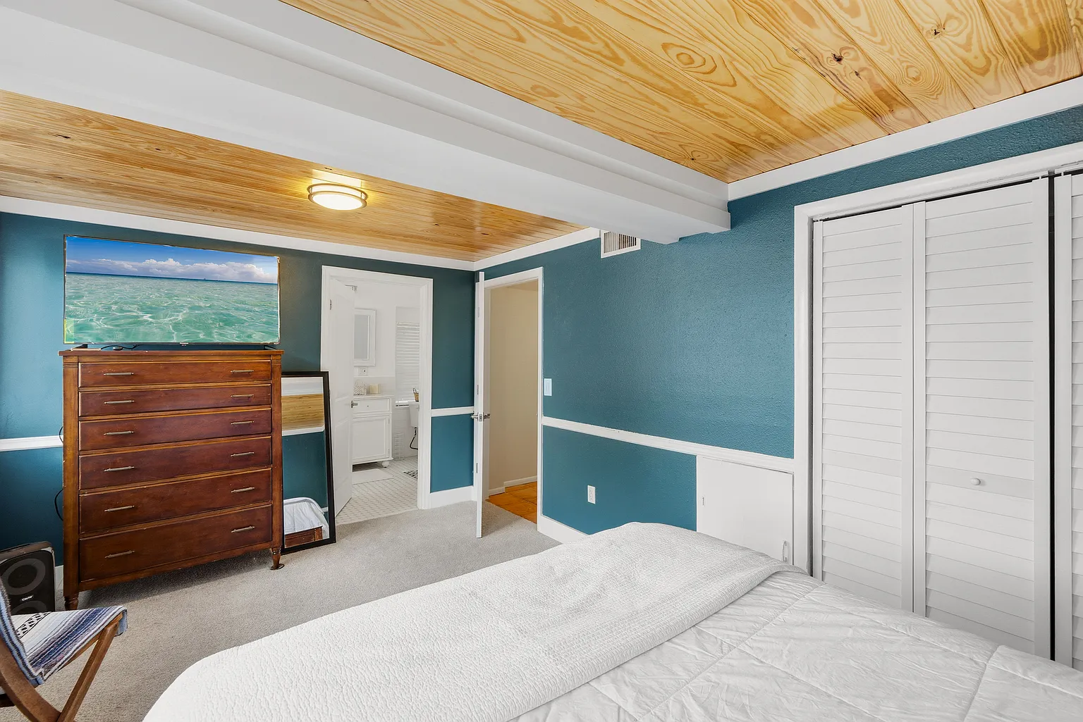 Alternate bedroom angle